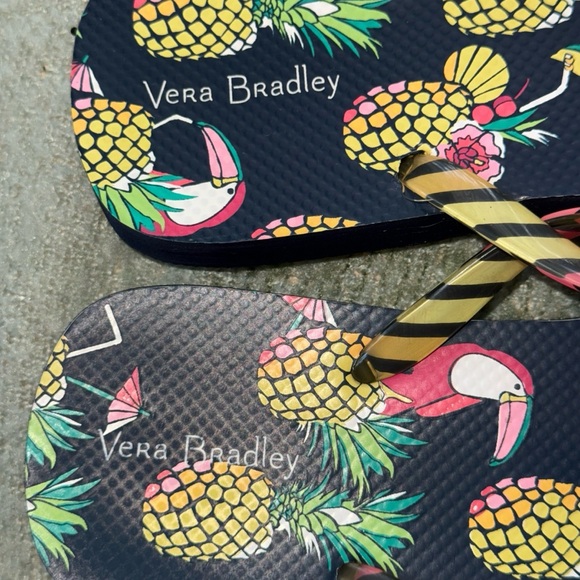 New Vera Bradley Navy Pineapple Flip Flops - Picture 3 of 5